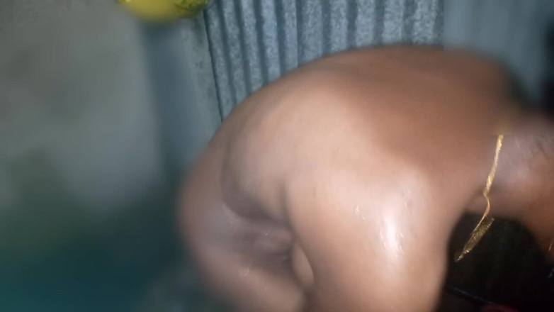Oggy buggy: Öğlen banyo yapıyor