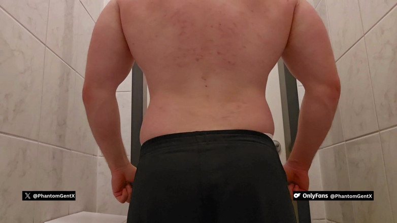 PhantomGentX: 훈련 후 공중 화장실에서 뚱뚱한 자지를 따먹는 거대한 독일 새아빠 - Phantomgentx