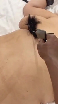 被绑住眼睛的裸体打我的阴户，摇晃的群交