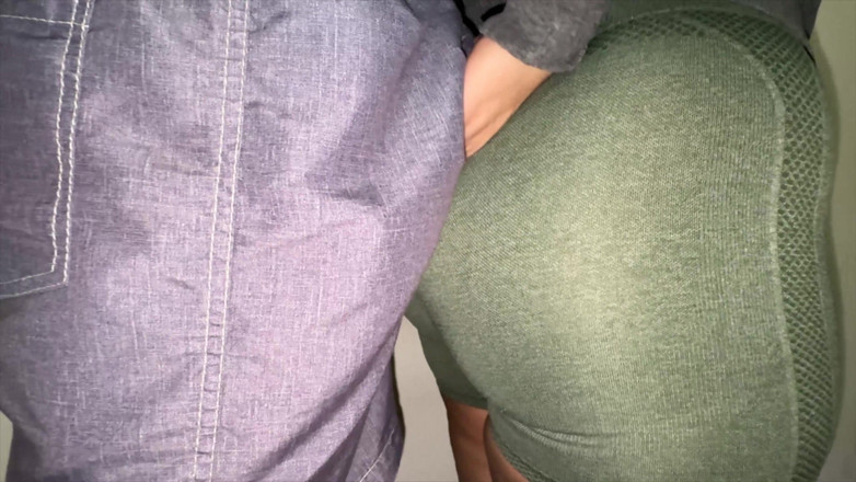 CoupleOfHotSins: Elle Attrape Accidentellement La Bite D’un Inconnu En Faisant La...
