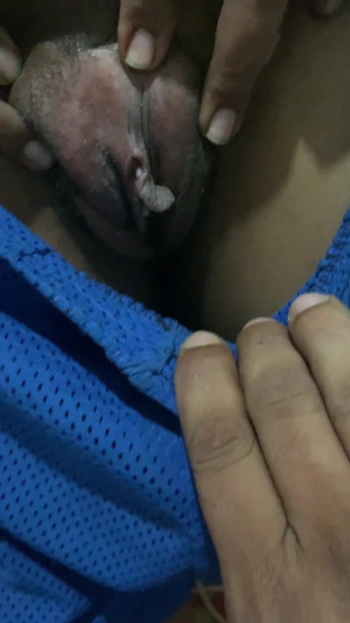 Tina Baby: meri kukkoo choos rahi hai aur choot men oongli kar...