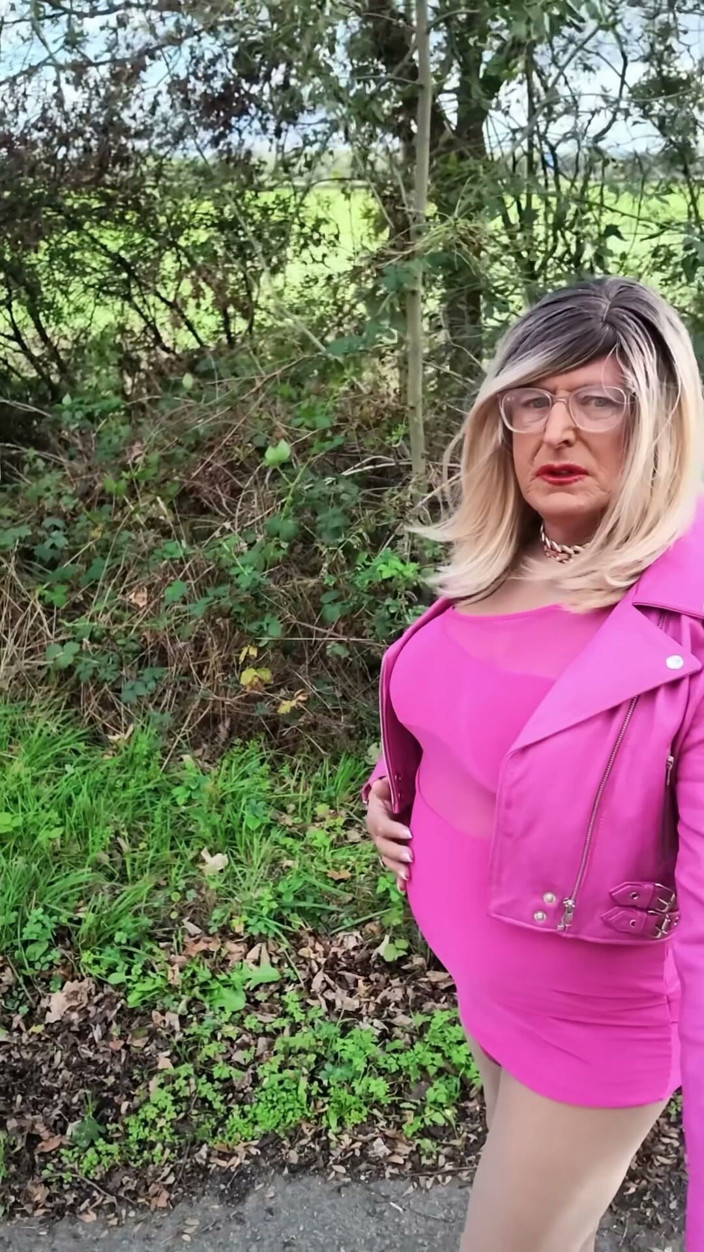 Kellycd2022: Crossdresser seksi Kellycd2022 Out dalam Vw Saya Buat Kali Pertama...