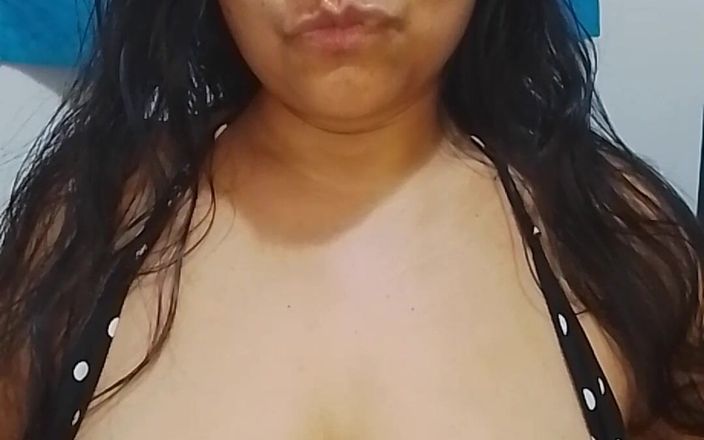 Solasexy: Dívka si hraje se svými krásnými prsy