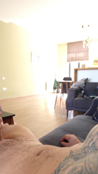 ¡Esta linda chica gime de placer como una puta sucia mientras una enorme polla la folla por el culo!