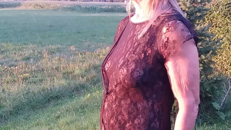martinawest: 奶奶穿着透视连体衣在外面。