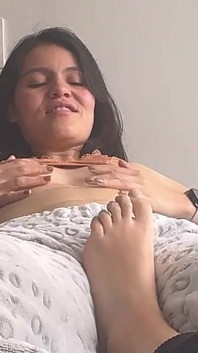 Faccio Saltare in Aria La Schiava Di Mia Moglie Con Un Massaggio Ai Piedi Che Mi Porta All'orgasmo