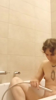 Celebrando mis curvas en el baño