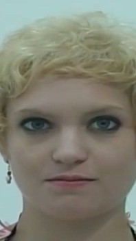 Blonďatá MILF shivers pod elektrostimulací na stole