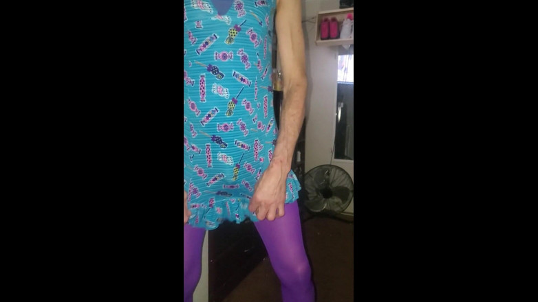 Crossdressers Cd Michelle wearing sexy lingerie: Cdmichelle scuturând fundul purtând rochie albastră albastru bodysuit nailon violet