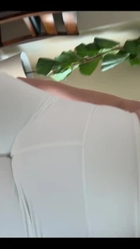 Bílá kombinézu nebo bílé kraťasy na jógu?