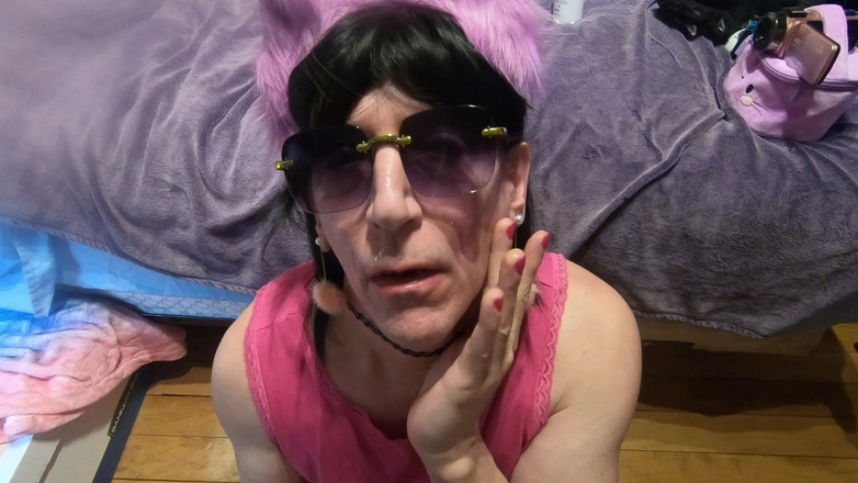 Daphne Desire: Daphne nalévá mrdku na obličej a tře si ho po...