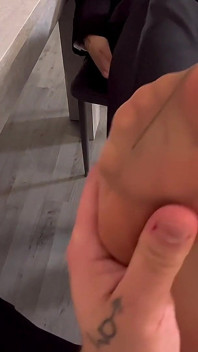 Saya mengubah rakan sekerja saya dengan pantyhose menjadi pelacur penghisap zakar!