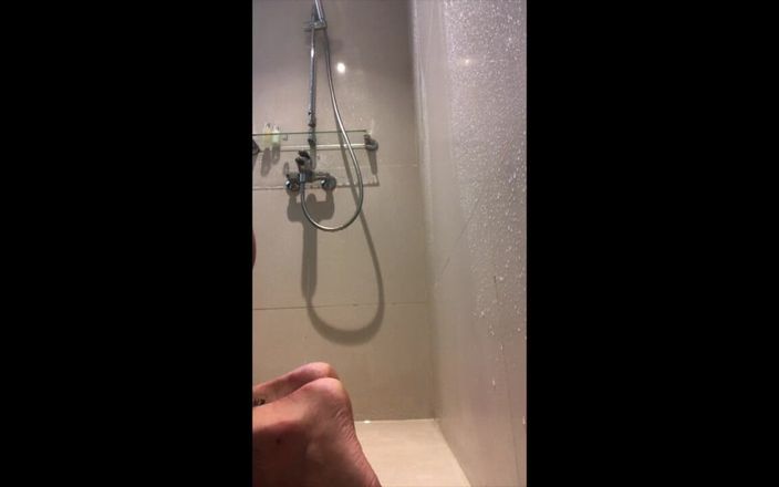 Bray Love: Bray love si scopa da solo con un grosso dildo