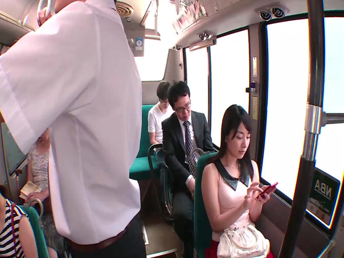 Raptor Inc: かな夢 - 美しいアイドルのバス事件