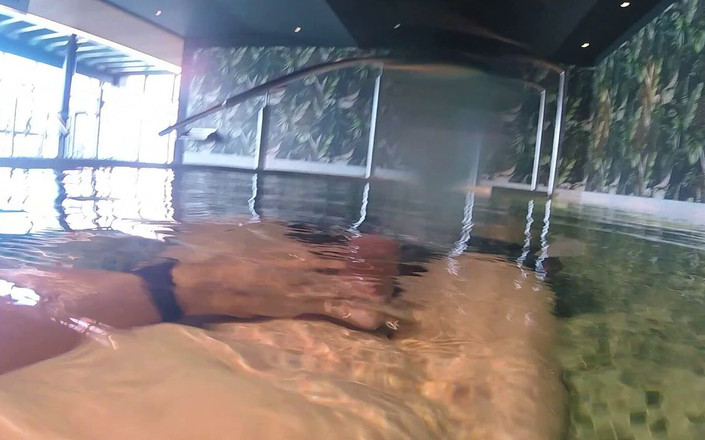 Funnyboy-Ger: 在真正的温泉池里令人敬畏的水下手淫：不幸的是，我差点被抓到