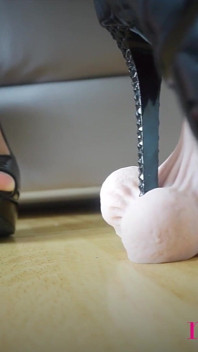 Opgewonden door zwarte hakken - godin Rosie Reed draagt glanzende zwarte hoge hakken om op je slavin pik en ballen te stappen - zwarte femdom cbt-
