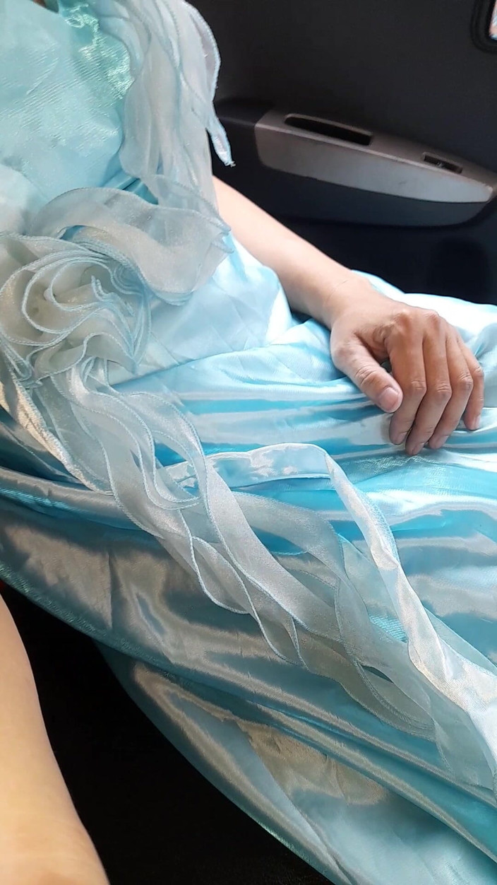 Naomisinka: Cewek asia ini lagi asik masturbasi memeknya pakai satin shiny...