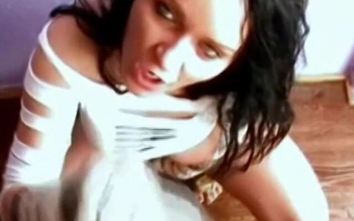 Homegrown Handjob: Honění od brunetky s velkými kozičkami
