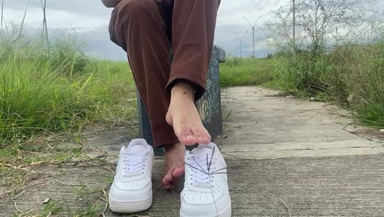 Mr Feet Colombia: SIE LÄSST IHRE SCHUHE IN DER ÖFFENTLICHKEIT RASIEREN UND ZIEHT IHRE...