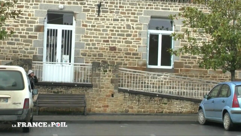 Rue Chaude: Exhibitionist Milf gets double penetration by strangers