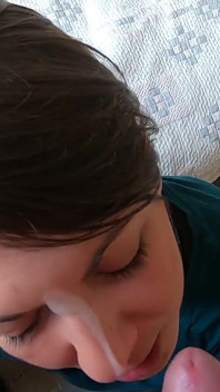 Pipe dans la chambre avec facial et avalage