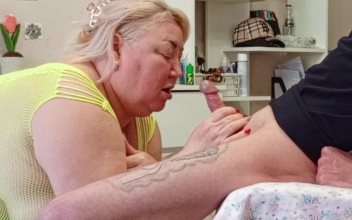 Zona901: Przyjaciel wysysa dużą część spermy z penisa i połyka ją