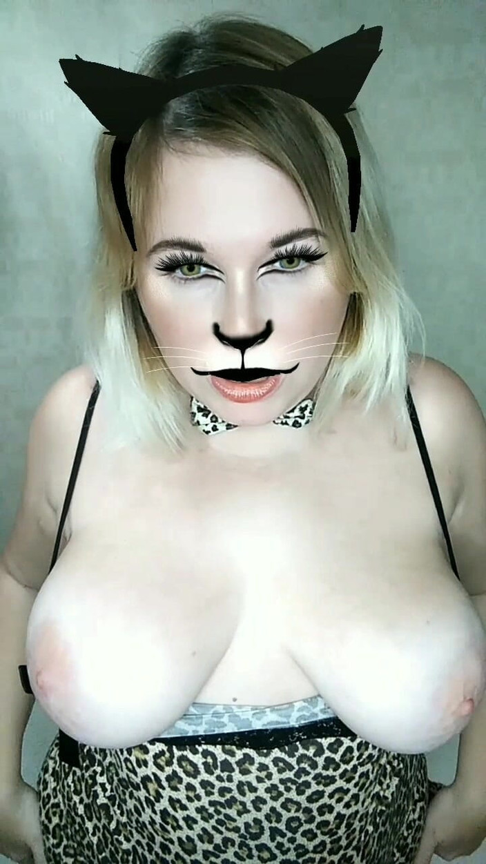 Whitekitten: 穿着猫服装的大奶子的微胖熟女