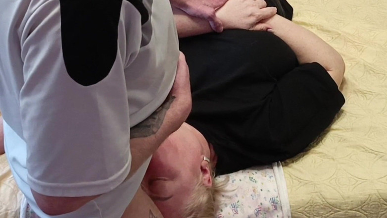 Zona901: Îmi masturbez pula pentru a ejacula pe vecinul meu