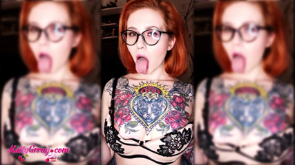 Katty Grray: Kåt lärare i strumpbyxor suger dildo och slår sig i...