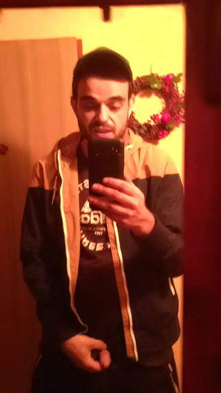 jerkofflover: Oblečená před zrcadlem si hraju a předvádím