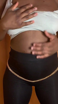 Sexy negra africana con piel de chocolate follada de pie