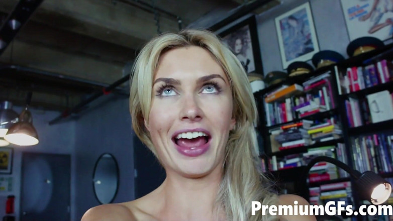 Premium GFs: 金发熟女nina Hartley在她的BTS采访中