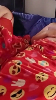 Masturbându-mă lângă prietena mea de odihnă!