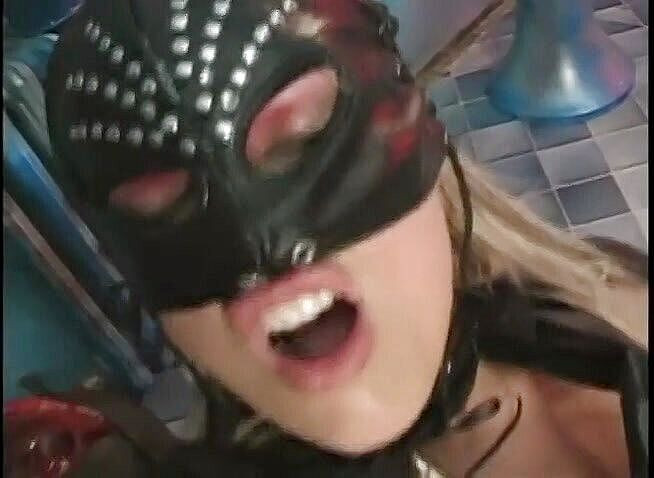 Fetish Desire: Špinavá otrokyně sexu je ošukaná robertkem a velkým ptákem