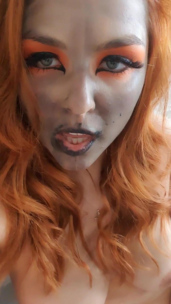 Mandy Foxxx: Remaja jalang Halloween memancut mani &amp; kencing, kemudian menjilatnya