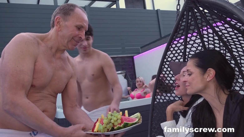 Family Screw: Des MILF avec des garçon-jouet, partie 1