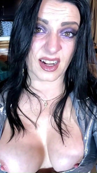 Tante seksi dengan toket besar ini lagi asik ngentot pantatku pakai stoking ketat sampai dia mengerang keenakan!