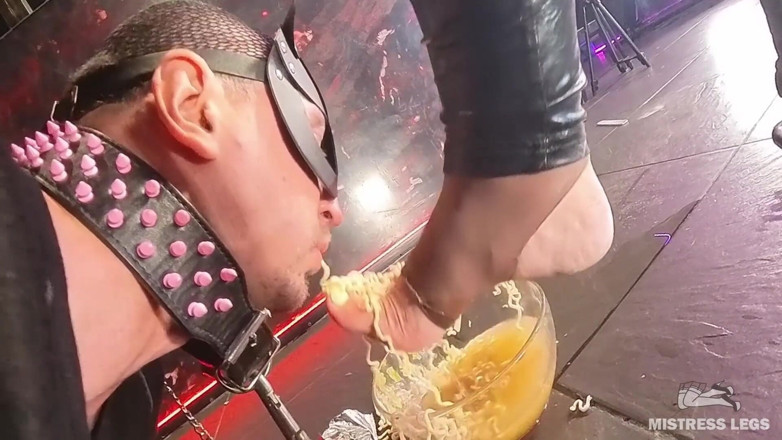 Mistress Legs: Makan malam untuk hamba: mi segera direndam dengan Nektar Emas...