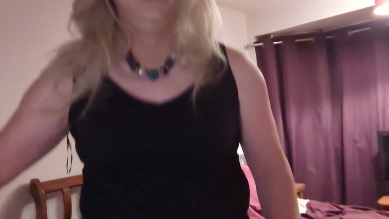 NikkiGee: Suge-mi pula de fată, curve! Îngenunchează între picioarele mele și suge-mă, nu uita...