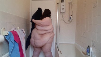 SSBBWLadyBrads: Velká kráska SSBBW předvádí tlusté břicho chvěním a třese se