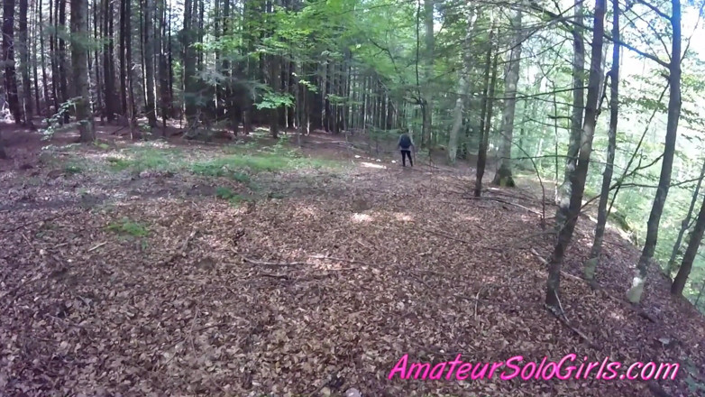 Amateur Solo Girls: Hombre maduro mira a una chica masturbarse en el bosque