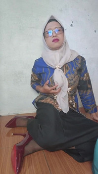 Transeksual bertudung yang bertetek besar duburnya dan melancap