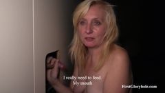 First Gloryhole: Zralá žena Lena - její první gloryhole část číslo 2