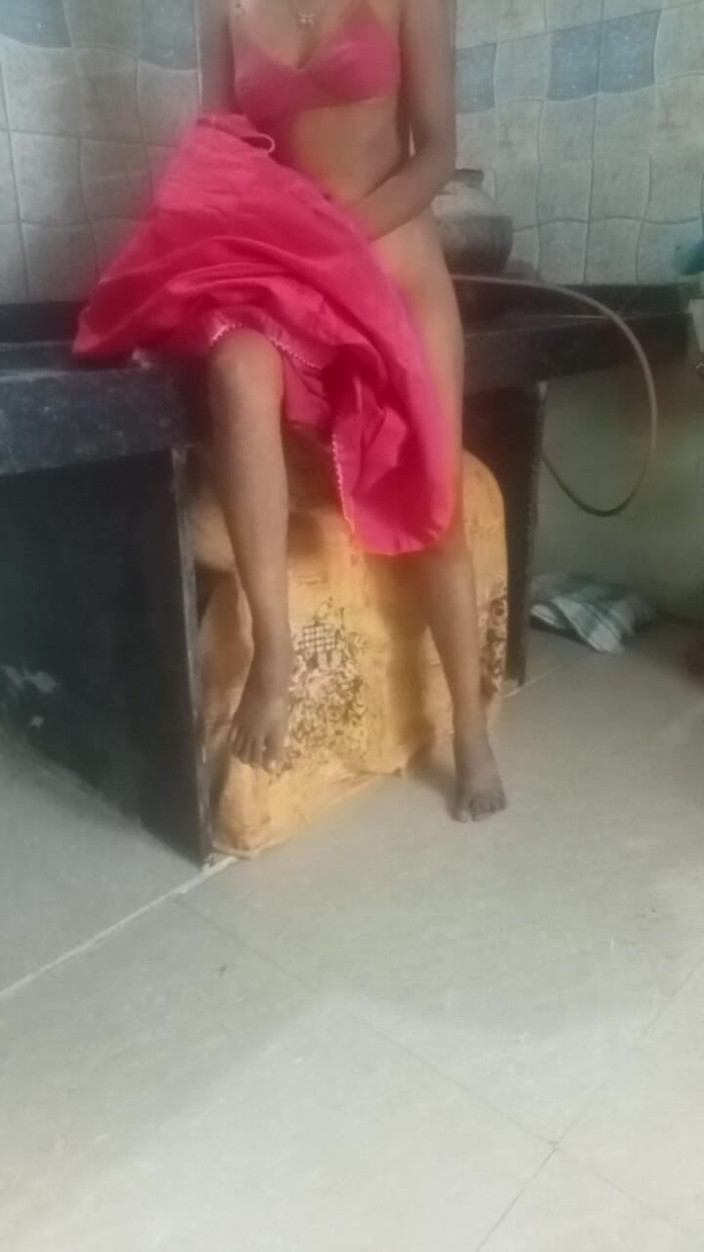 Pranitamayur: Teman suamiku datang ke pesta rumah dan meninggalkanku