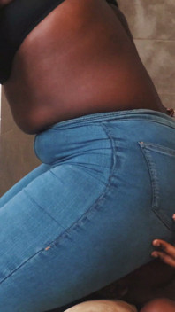 Cara aplastada en jeans duros