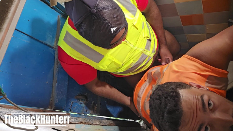 TheBlacKHunterr: Двоє працівників цілуються у ванній