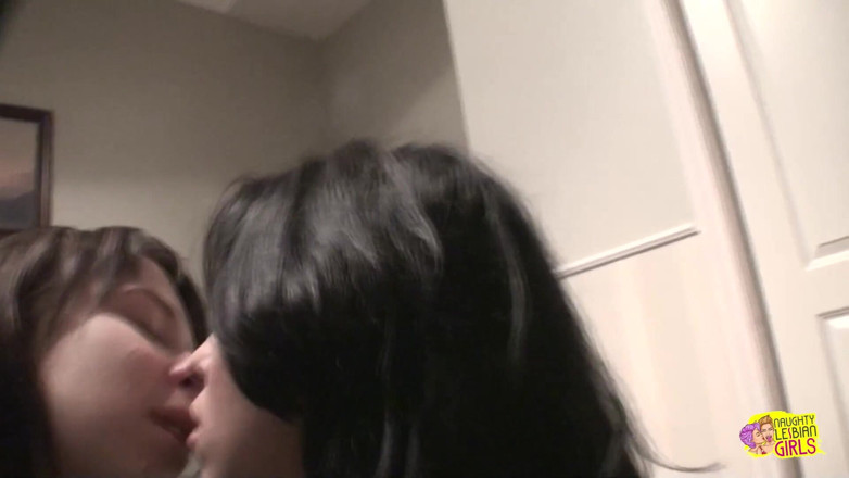 Naughty Lesbian Girls: Absolutnie niesamowita lesbijka osiągnęła orgazm i powinna podziękować swojej super...