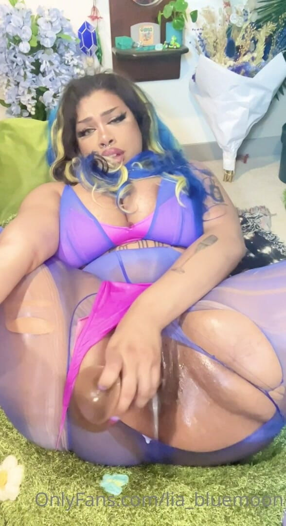 Bigbusty: Negresă obraznică țâțoasă își ține picioarele pentru tine