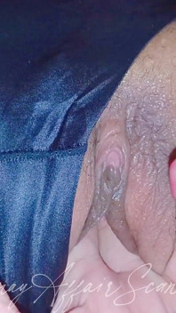 Cewek pinay gemuk dengan toket besar lagi asik jilat dan fingering memek beceknya