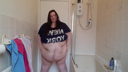 SSBBWLadyBrads: Velká kráska SSBBW předvádí tlusté břicho chvěním a třese se